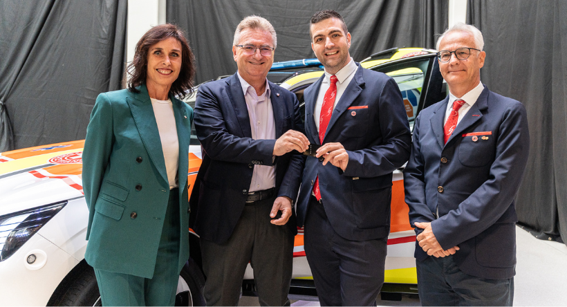 Volksbank übergibt erstes vollelektrisches Notarzteinsatzfahrzeug Südtirols an das Weiße Kreuz