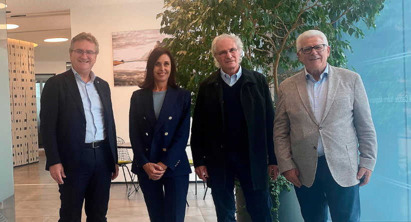 Volksbank sostiene l’associazione di volontariato Anteas-Agas con un’auto elettrica per il trasporto solidale